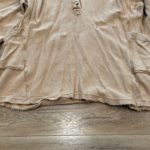 Free People Tan High-Collar Button-Up Top in Excellent Condition - Picture 4 of 5